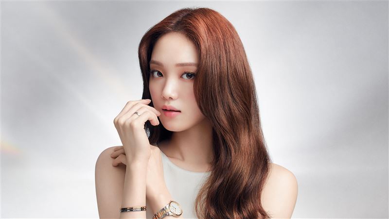裙擺開高叉露腿根　李聖經美出新高度