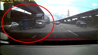 貨櫃車骨牌式5連撞　它躲過襲擊瞬間