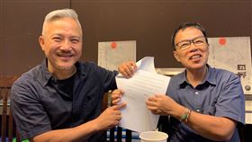 柯慈小說屈辱躍上舞台　王小棣李小平攜手演繹導演王小棣（右）獲諾貝爾文學獎得主柯慈親自簽名授權，將小說「屈辱」改編為舞台劇，全劇將由國家文藝獎得主李小平（左）擔綱演出。中央社記者趙靜瑜攝  109年7月23日