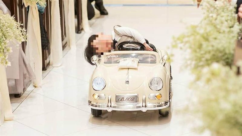 花童邊睡邊進場　全場嗨：主角秒換人