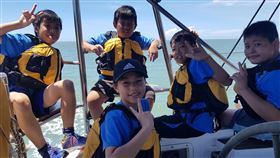 金門學童體驗重型帆船宜蘭縣岳明國小重型帆船「光腳號」以逆行跳島方式繞行台灣一圈，21日來到金門，與當地古寧國小學童展開交流，學生們23日開心體驗搭乘帆船。中央社記者黃慧敏攝　109年7月23日