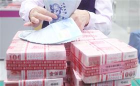 央行23日公布6月五大銀行新承做放款金額，首度衝破兆元大關。（中央社檔案照片）