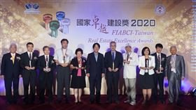 賴清德表揚國家卓越建設獎得主（1）2020國家卓越建設獎頒獎典禮23日下午在台北舉行，副總統賴清德（中）出席與會並頒獎表揚得獎者。中央社記者徐肇昌攝　109年7月23日