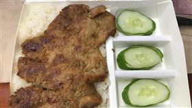 外送買越式烤肉飯！一打開看「3格配菜」傻眼（圖／翻攝自爆料公社）