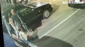 女注射毒暴斃兩男夾屍送醫／翻攝畫面