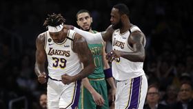  ▲詹姆斯（LeBron James）、「魔獸」霍華德（Dwight Howard）演出空中接力。（資料圖／美聯社／達志影像）