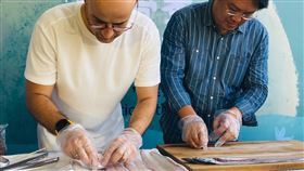 基隆鎖管季開跑　吳鳳林右昌挑戰海味創意料理2020基隆鎖管季系列活動23日在碧砂漁港登場，藝人吳鳳（左）現場以基隆在地出產的海鮮，與市長林右昌（右）上演一場海味創意料理PK戰。中央社記者王朝鈺攝　109年7月23日