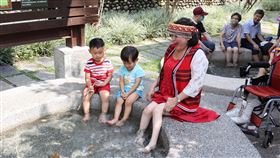 谷關溫泉泡腳池邊座拉低　方便輪椅族使用台中市和平區谷關風景區推廣通用化無障礙旅遊景點，在谷關溫泉公園的泡腳池將邊座拉低，讓身障朋友也能輕鬆坐下泡腳。（參山處提供）中央社記者趙麗妍傳真　109年7月23日