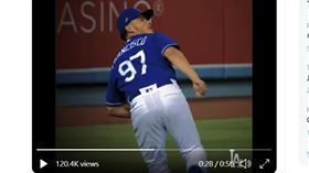 ▲道奇職員「奇哥」在場上秀雷射肩爆紅。（圖／翻攝自道奇推特）