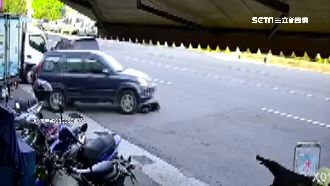 2度輾狗狠踹　駕駛竟辯：牠怎不躲開