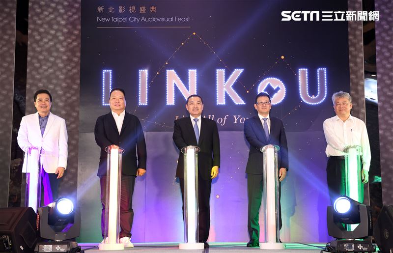 三立影城董事長張榮華、東森國際集團總裁王令麟、新北市長侯友宜、台灣三井不動產董事長下町一朗、財政部國產署曾國基署長「林口媒體園區」啟動儀式。（記者邱榮吉/攝影）