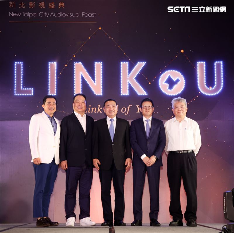 三立影城董事長張榮華、東森國際集團總裁王令麟、新北市長侯友宜、台灣三井不動產董事長下町一朗、財政部國產署曾國基署長「林口媒體園區」啟動儀式。（記者邱榮吉/攝影）