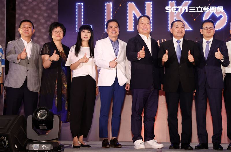 三立影城董事長張榮華、東森國際集團總裁王令麟、新北市長侯友宜、台灣三井不動產董事長下町一朗、財政部國產署曾國基署長「林口媒體園區」啟動儀式。（記者邱榮吉/攝影）