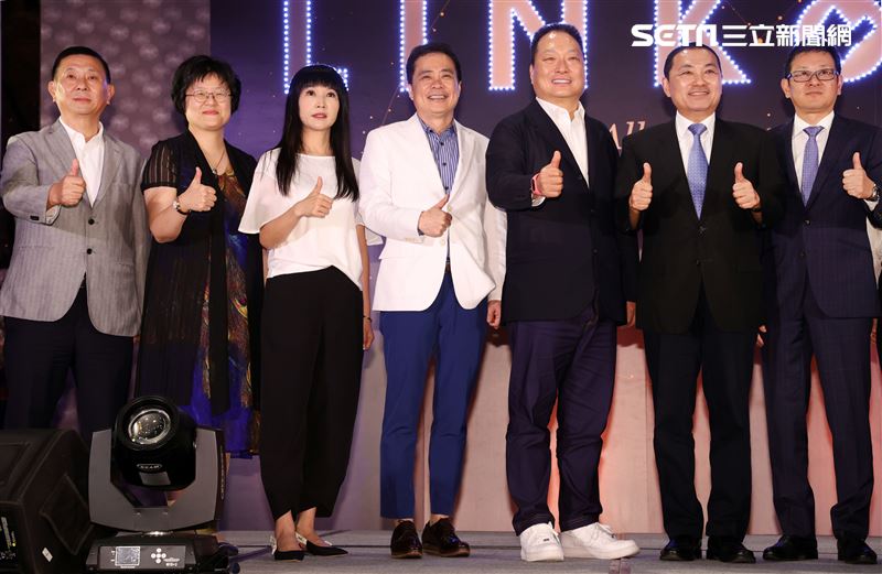 三立影城董事長張榮華、東森國際集團總裁王令麟、新北市長侯友宜、台灣三井不動產董事長下町一朗、財政部國產署曾國基署長「林口媒體園區」啟動儀式。（記者邱榮吉/攝影）