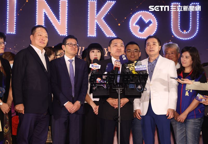 新北市長侯友宜、三立影城董事長張榮華、東森國際集團總裁王令麟、台灣三井不動產董事長下町一朗接受媒體聯訪。（記者邱榮吉/攝影）