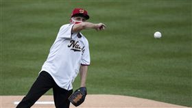 Anthony Fauci開球。（圖／美聯社／達志影像）