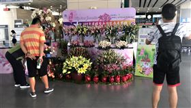 台中豐原車站百合花卉展示　吸引民眾目光台灣百合產業發展協會近日在台中豐原火車站舉辦花卉展示活動，展出各式暢銷品種百合花，讓不少往來民眾駐足欣賞。中央社記者趙麗妍攝　109年7月24日