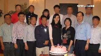 教授幫慶生！李眉蓁穿黨徽背心現身