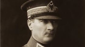 土耳其國父凱末爾是鄂圖曼帝國西化派的傳承者，他將宗教視為改革障礙和西化絆腳石並且予以趕出公領域。（圖取自維基共享資源，版權屬公有領域）