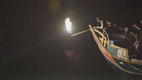 ▲磺火捕魚，台語稱為蹦火仔，是新北金山流傳百年歷史的傳統捕魚方式。（圖／新北市政府文化局提供）