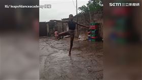 舞動人生翻版！奈國少年「雨中赤足跳芭蕾」感動全球　CEO出面包辦學費(圖/leapofdanceacademy授權)