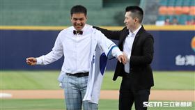 ▲張進德加盟富邦悍將，領隊蔡承儒幫忙穿球衣。（圖／記者劉彥池攝影）