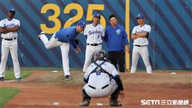 ▲ 富邦悍將投手教練吳俊良。（圖／記者劉彥池攝影）