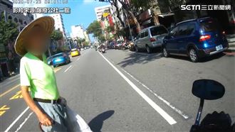 臺灣最美風景  騎士護翁過馬路