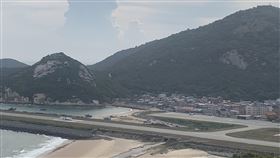 下午末班飛機降落馬祖北竿機場國內旅遊興盛，馬祖觀光人潮增多，由於受限機場地形與場站設備，無法晚間起降，下午4時10分降落至北竿機場的飛機已是最末班航班。中央社記者邱筠攝　109年7月24日