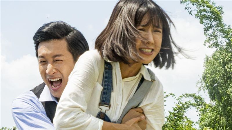 滾泥地刺激！大元巨乳被人夫一手抓起