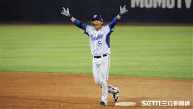 ▲富邦悍將二壘手于森旭敲出再見安打。（圖／記者劉彥池攝影）