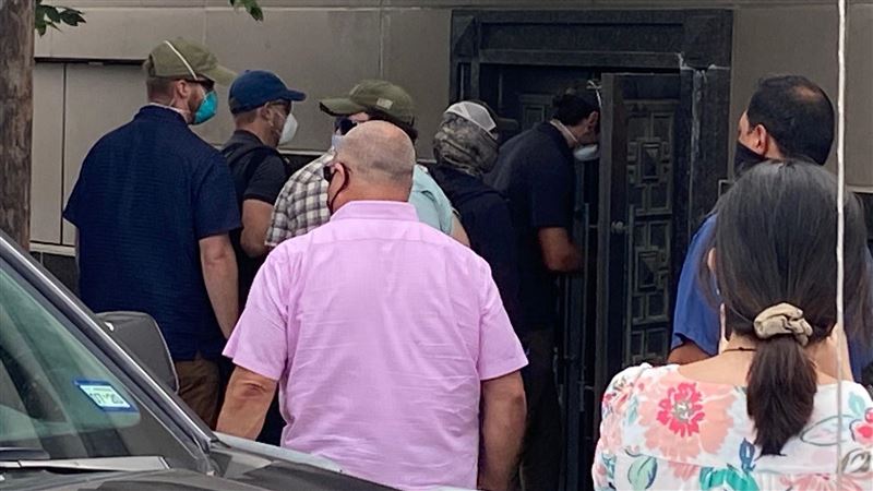 美駐成都總領事館拆館徽　人員忙打包