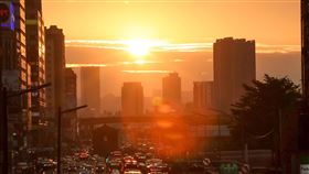 台北懸日美景再登場（2）台北市區30日傍晚再現懸日，橘色夕陽餘暉布滿天際，美麗景象吸引不少攝影迷前往拍攝留念。中央社記者吳家昇攝　109年4月30日