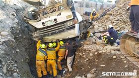 台中混凝土車栽進工地大坑／翻攝畫面