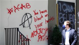 示威動亂過後  美國首都華府變成什麼模樣非裔男子遭警方壓頸致死引發全美示威動亂，這把火也燒至首都華府。經歷一夜抗爭後，白宮外建築物牆面佈滿塗鴉，柵欄上也掛著「沒有正義，沒有和平，佛洛伊德請安息」的紙板。中央社記者徐薇婷華盛頓攝  109年6月2日