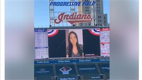 張育成老婆登上球場大螢幕為張育成加油。（圖／翻攝自張育成粉絲團）