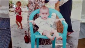 南非女孩吳慧珍兒時照片出生花蓮壽豐鄉的吳慧珍，最近透過臉書尋找失聯20多年的家人，在當地鄉公所協助下，循著舊地址找到吳家人。小姑姑吳秀英拿出吳慧珍小時候還住在壽豐鄉的照片，希望姪女能早點回來。（壽豐鄉公所提供）中央社記者張祈傳真　109年7月25日