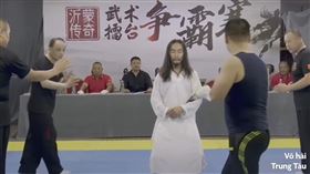 大師揮毛筆「4壯漢秒被撂倒」　超扯擂台畫面曝光…網驚呆（圖／翻攝自YouTube）