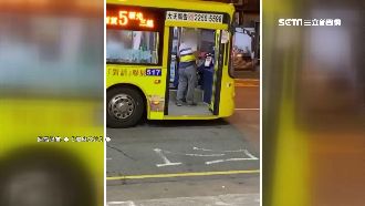 公車關門夾包　駕駛乘客車上火爆對嗆