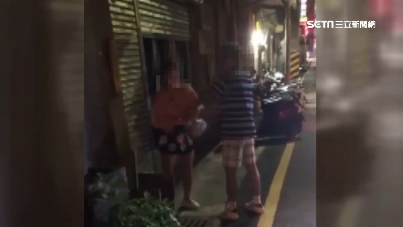 男女下小黃吵架　女駕駛枯等：先付錢