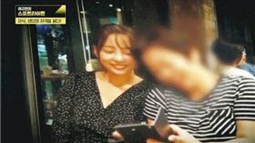 具荷拉母親秀出與女兒合照。（圖／翻攝自YouTube）