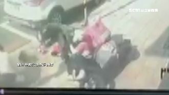 外送逆向騎人行道　下秒驚險撞飛路人