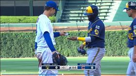 ▲瑞佐（Anthony Rizzo）分享乾洗手給對手。（圖／翻攝自MLB官網）