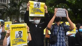 泰國大學生聲援失蹤異議人士泰國農業大學學生24日傍晚，約有300到400人聚集校內示威，有人高舉失蹤泰國異議人士萬查勒的海報。中央社記者呂欣憓攝　109年7月25日