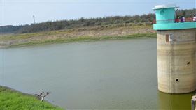 澎湖供水暫無虞（1）台灣自來水公司澎湖營運所主任呂錦亭25日表示，大澎湖地區當前單日供水量約3萬7000噸，其中大馬公地區約2萬9000噸，海水淡化廠每天支援約6成、1萬7500噸供水量，其餘4成由水庫和深水井支援；澎湖地區一家觀光飯店單日用水量落在400噸左右，目前供水無虞。中央社　109年7月25日