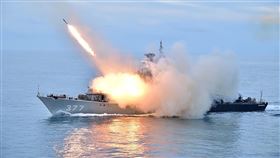 日媒指印尼軍演劍指中國印尼24日在南海完成大規模軍演，日經亞洲評論指出，印尼展示武力，抗衡中國對南海主權的宣示。（印尼海軍新聞組提供）中央社記者石秀娟雅加達傳真　109年7月25日