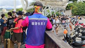 綠島人潮爆量　交通船班班客滿（1）武漢肺炎疫情解封，加上至今尚未發布颱風警報，天氣穩定，台東往返綠島、蘭嶼船班和飛機從15日暑假開始至今班班客滿，25日進入暑假第2週，搭船人潮不減，擠爆碼頭。中央社記者盧太城台東攝　109年7月25日