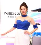 張景嵐擔任手機一日店長與粉絲互動熱烈。（記者邱榮吉/攝影）