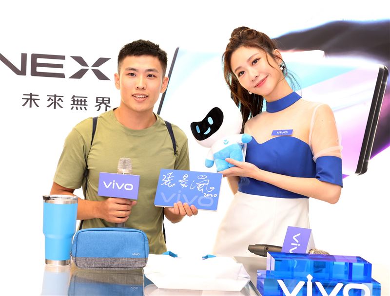 張景嵐擔任手機一日店長與粉絲互動熱烈。（記者邱榮吉/攝影）