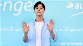 施柏宇化身護妍天使與粉絲近距離貼臉互動。（記者邱榮吉/攝影）